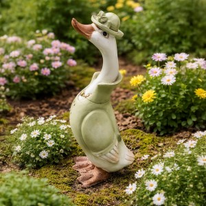 Wysoka kaczka dekoracyjna w kapeluszu 29,5 cm