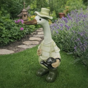 Kaczka dekoracyjna w kapeluszu z konewką 31 cm